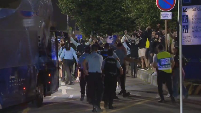 Comitiva do Porto é recebida com insultos e protestos por parte da torcida (Foto: Reprodução X)