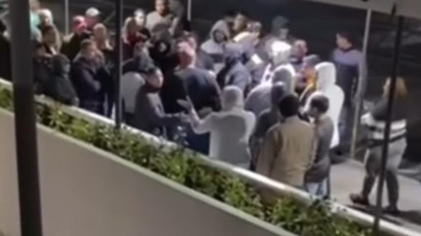 Confusão foi registrada entre motoristas de aplicativo nas imediações do Galeão (Foto: Reprodução)