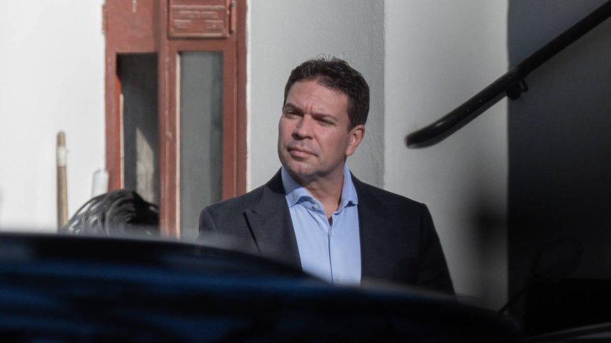 Deputado federal Alexandre Ramagem (PL-RJ) chega para prestar depoimento na sede da Polícia Federal no inquérito da suposta 'Abin paralela' (Foto: Eduardo Anizelli/Folhapress)