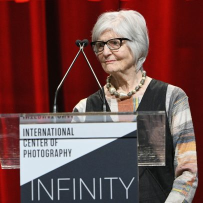 Morre Rosalind Fox Solomon, fotógrafa que retratou alienação e racismo