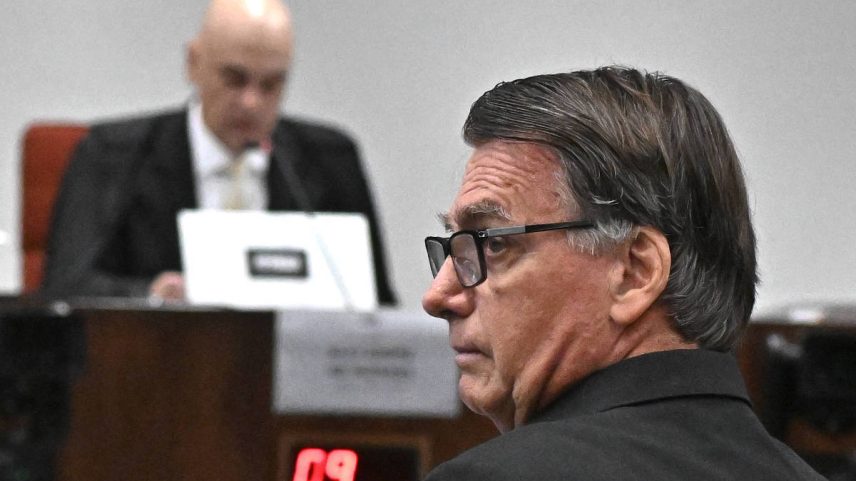 Ministro Alexandre de Moraes e o ex-presidente Jair Bolsonaro no STF (Foto: Andre Borges - 9.jun.25/EFE)