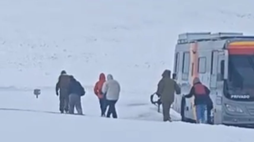 Grupo é resgatado após passar noite preso em nevasca no Chile (Foto: Reprodução)