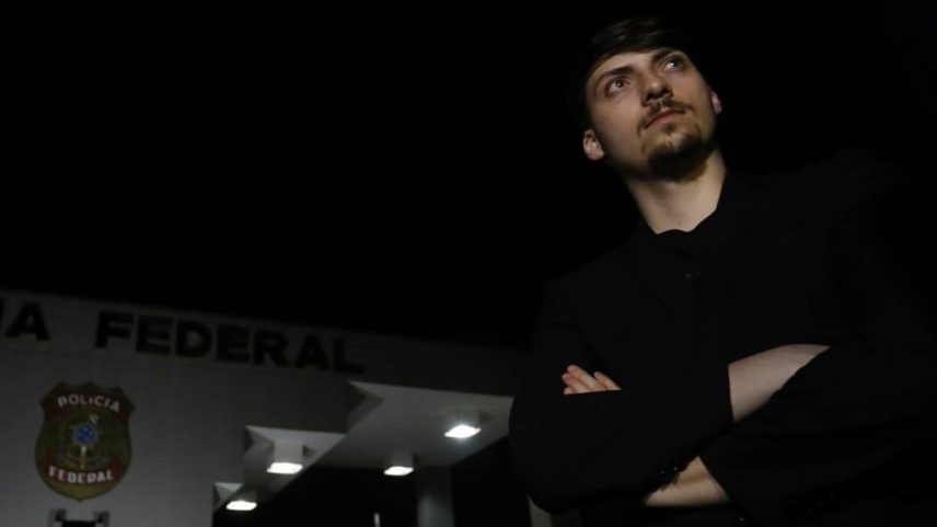 Jair Renan Bolsonaro na frente da Superintendência da Polícia Federal, em Brasília (Foto: Cristiano Mariz / Agência O Globo)