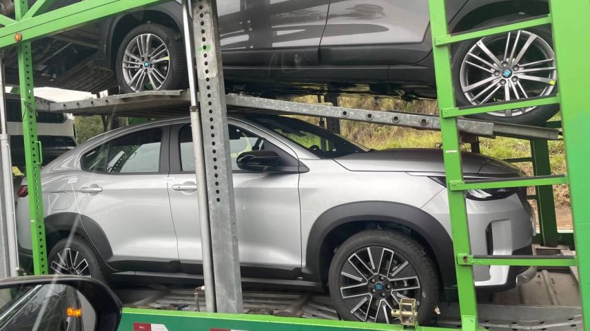 Unidades do Fiat Fastback 2026 cruzam a rodovia Fernão Dias em direção a São Paulo; há mudança na parte dianteira - Eduardo Sodré/Fohapress (Foto: Eduardo Sodré/Fohapress)