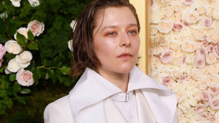 Emma D'Arcy no Globo de Ouro 2025 (Foto: Etienne Laurent/AFP)