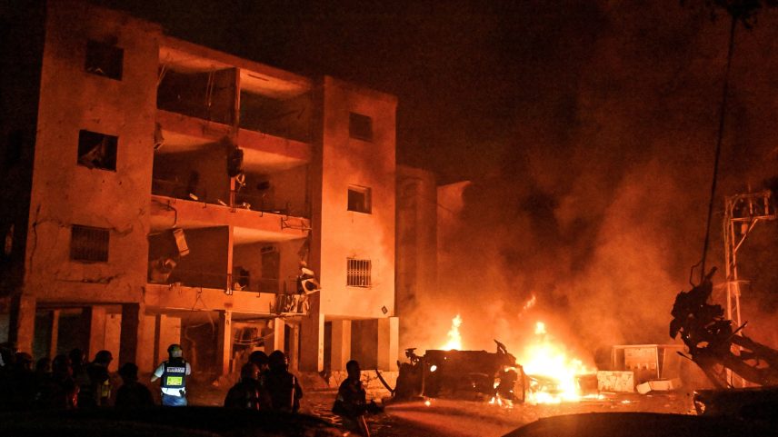 Bombeiros e equipes de resgate trabalham em um local atingido por um ataque de mísseis do Irã contra Israel, em Haifa (Foto: Rami Shlush/Reuters)