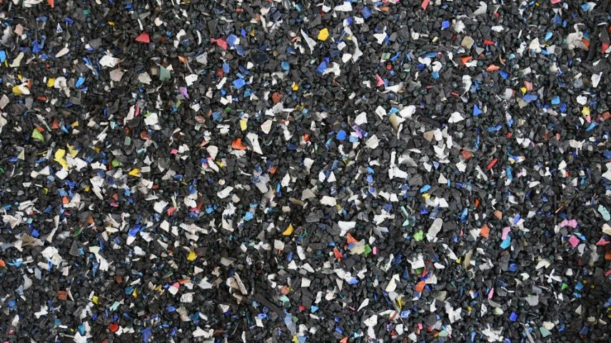 Microplásticos: Minúsculos no nome, gigantescos no problema (Foto: Adobe Stock)