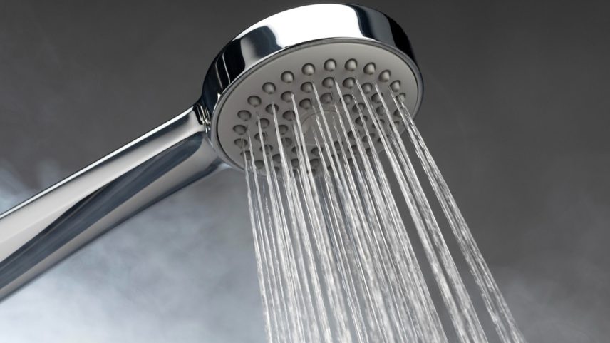Banho quente pode influenciar a saúde (Foto: Freepik)