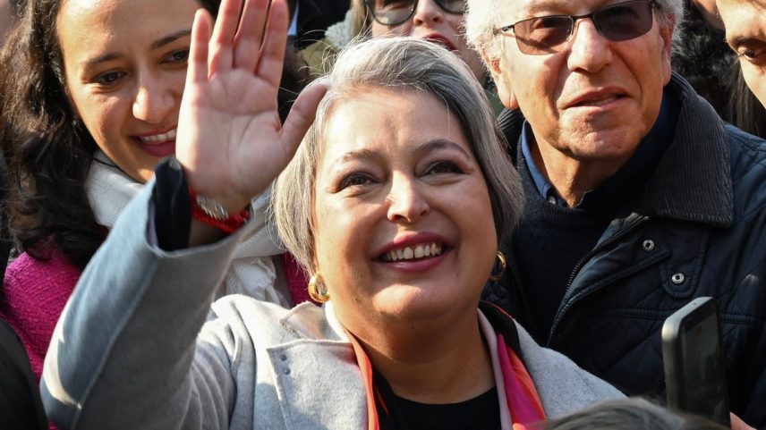 A candidata presidencial chilena Jeannette Jara, do Partido Comunista, acena para seus apoiadores após votar nas primárias da esquerda (Foto: Rodrigo ARANGUA / AFP)