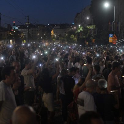Milhares de pessoas protestam e bloqueiam estradas em noite de agitação na Sérvia