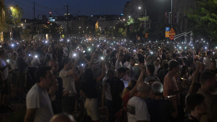 Manifestantes protestam em frente ao Ministério Público, pedindo a libertação de cidadãos detidos em protestos na noite de sábado, em Belgrado (Foto: OLIVER BUNIC / AFP)