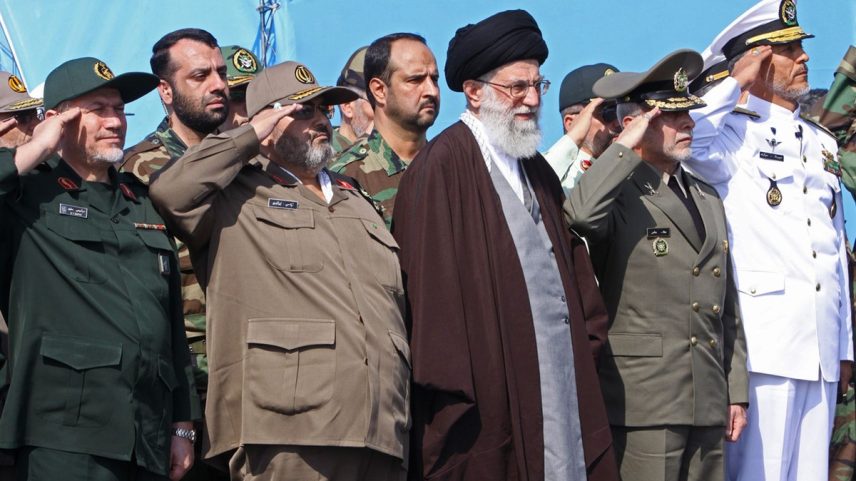 Líder Supremo do Irã, Ali Khamenei (C), em evento com comandantes das Forças Armadas (Foto: KHAMENEI.IR/AFP PHOTO)