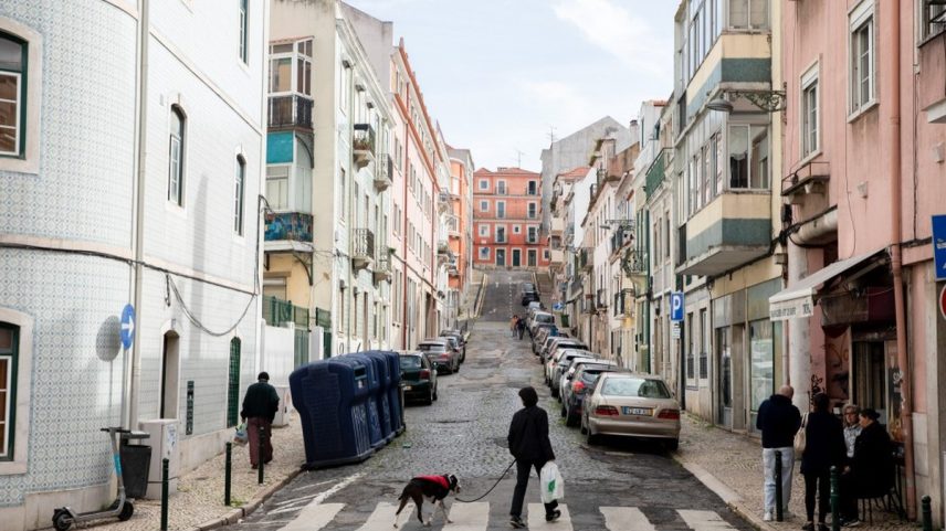 Pedestres caminham em zona residencial em Lisboa. Governo de centro-direita apertou regras imigratórias (Foto: Gonçalo Fonseca/Bloomberg)