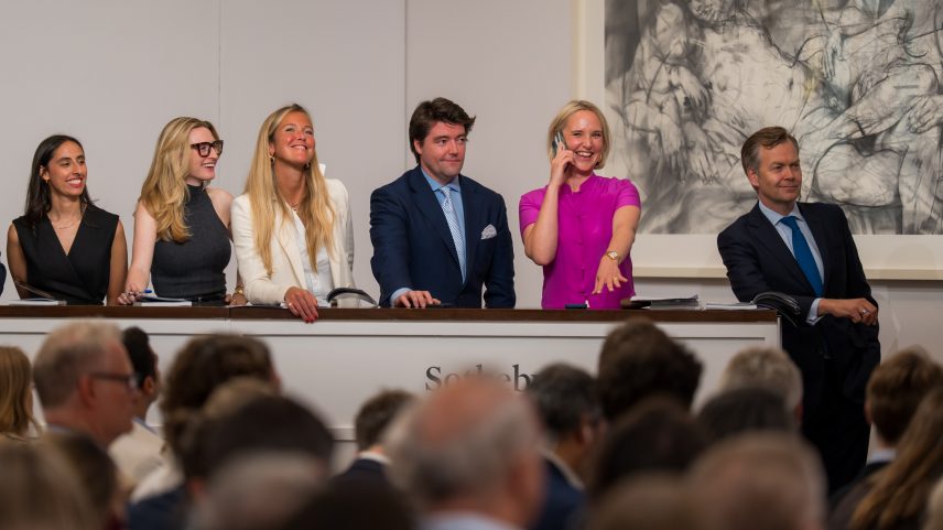 Sorrisos? A decisão da Sotheby's de manter sua venda de verão à noite parece ter sido justificada. (Foto: Sotheby's)