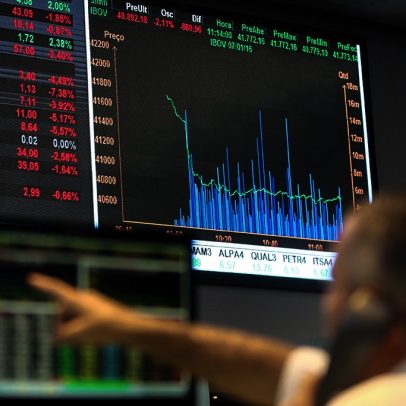 Ibovespa inicia o dia em queda de 0,34% com cautela após dados de crédito