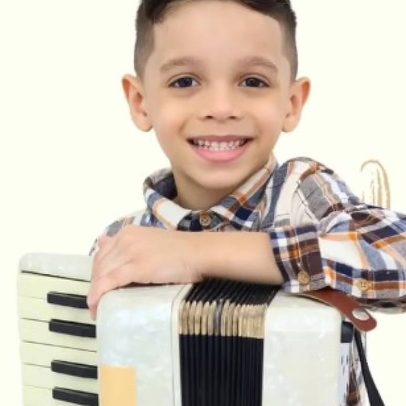 Elias Neto encanta com seu talento de sanfoneiro nas festas de São João