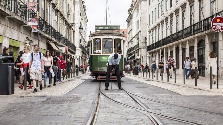 Homem verifica rua para passagem do bondinho em Lisboa (Foto: Hermes de Paula/Agência O Globo)