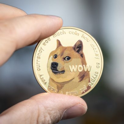 Dogecoin valoriza em 5 anos e especialistas apontam próxima memecoin promissora