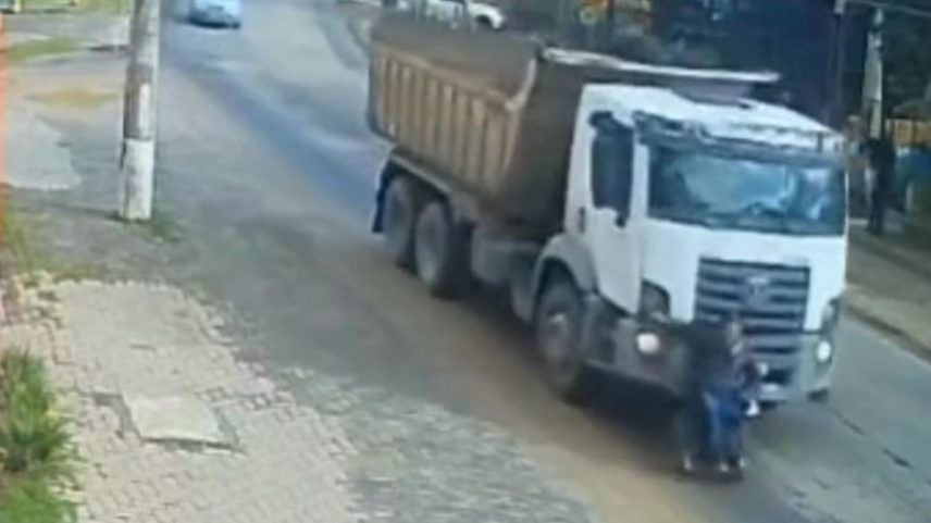 Cadeirante de 68 anos é arrastado por caminhão em estrada de Porto Alegre (Foto: Reprodução/Câmera de segurança)