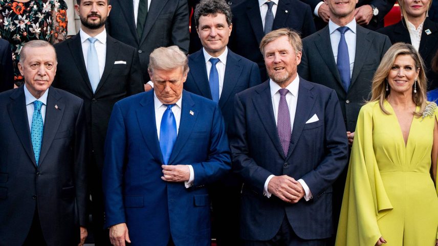 Trump entre o presidente turco, Recep Tayyip Erdogan (esq.) e o casal real da Holanda, Willem-Alexander e Maxima; Mark Rutte está atrás, entre os soberanos de seu país (Foto: Haiyun Jiang/Pool/AFP)