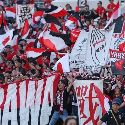 Torcedores do Urawa Reds realizam limpeza no estádio após partida do Mundial de Clubes