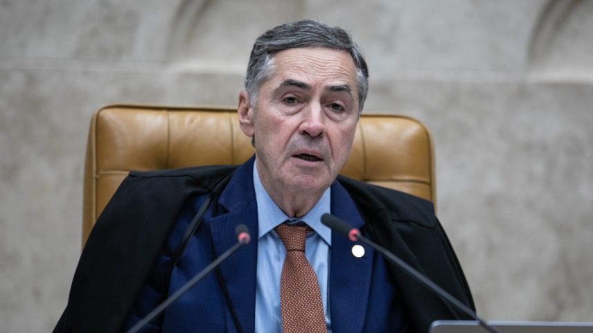 Ministro Barroso no Plenário do STF durante julgamento sobre responsabilização das redes sociais (Foto: Brenno Carvalho / Agência O Globo)