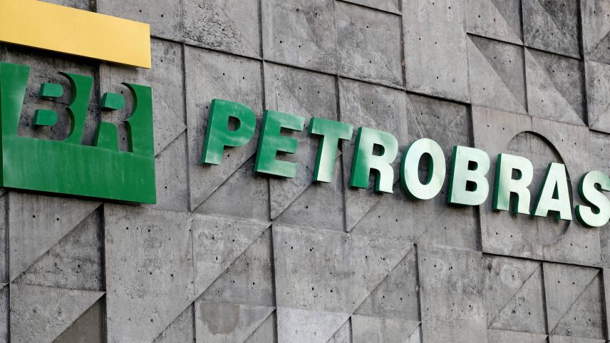 Logotipo da Petrobras na sede da companhia, no centro do Rio de Janeiro (Foto: Sergio Moraes - 16.out.19/REUTERS)
