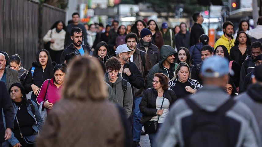 Pessoas agasalhadas caminham pela avenida Paulista; São Paulo deve ter nova onda de frio nesta semana (Foto: Rafaela Araújo - 24.jun.25/Folhapress)