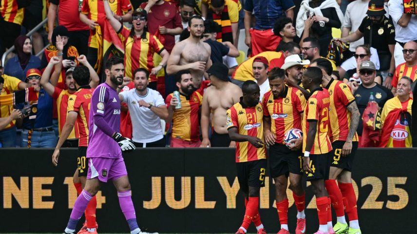 Belaili faz o gol do Espérance sobre o Los Angeles (Foto: Paul ELLIS / AFP)