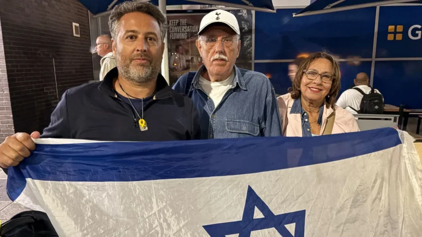 Max Radford com seus pais (Foto: BBC)