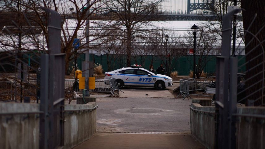 Policiais de Nova York montam guarda do lado de fora do abrigo para migrantes da cidade (Foto: Kena Bentacur - 24.fev.2025/AFP)