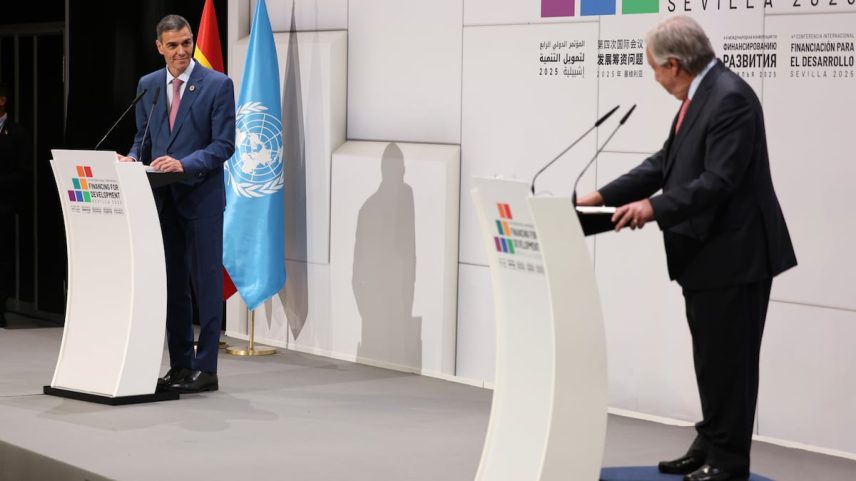 O presidente do Governo, Pedro Sánchez, e o secretário-geral da ONU, António Guterres, nesta segunda-feira durante a coletiva de imprensa que ofereceram na cúpula da ONU em Sevilha. (Foto: Alejandro Ruesga)