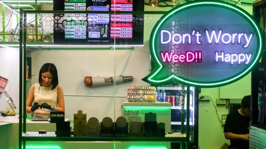 Desde que a Tailândia descriminalizou a cannabis em 2022, lojas vendendo a droga surgiram em todo o país. (Foto: Reuters)