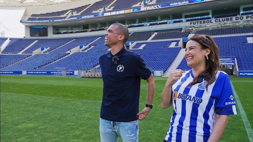 Pepe ao lado de Úrsula Corona no Estádio do Dragão (Foto: Divulgação)
