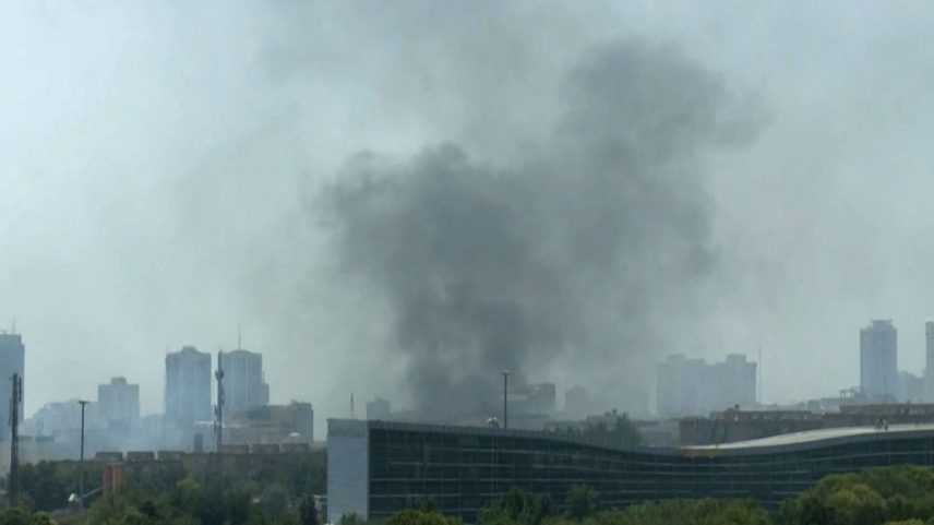Coluna de fumaça sobe após ataques israelenses em Teerã (Foto: UGC / AFP)