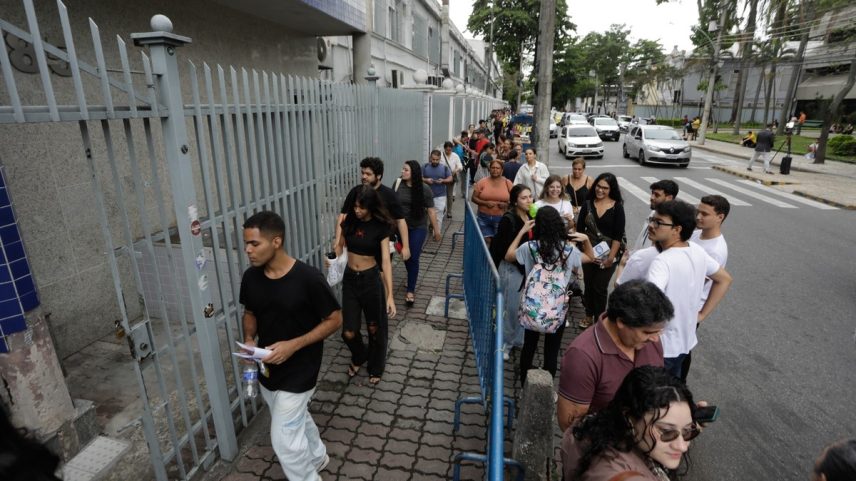 Entrada dos candidatos no prédio do CEFET no Maracanã (Foto: Gabriel de Paiva/ Agência O Globo)