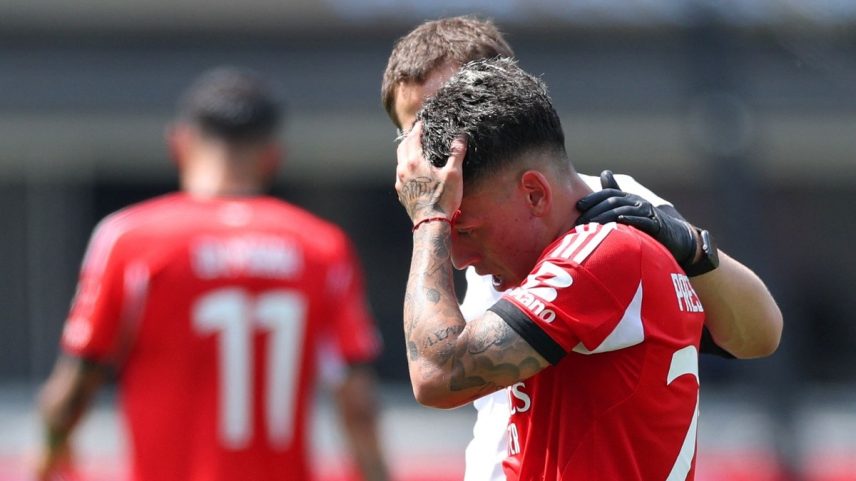 Prestianni, meio-campista do Benfica, precisou ser atendido após se sentir mal durante partida contra o Bayern de Munique, disputada sob forte calor em Charlotte, na Carolina do Norte (Foto: Kevin C. Cox/Getty Images/AFP)