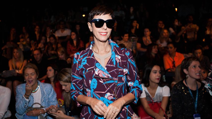 A jornalista Lilian Pace no desfile da água de coco, no São Paulo Fashion Week (Foto: Raquel Cunha/Folhapress)