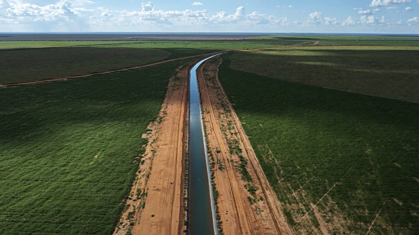 Canal utilizado para abastecer os pivôs de irrigação de uma grande fazenda, na zona rural de Correntina, no oeste da Bahia (Foto: Lalo de Almeida - 14.mar.24/Folhapress)