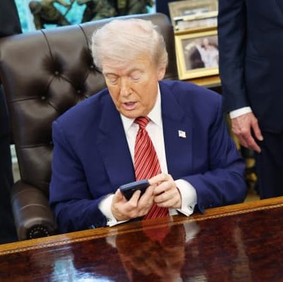 Trump critica serviço da AT&T após anúncio de parceria com a Trump Mobile