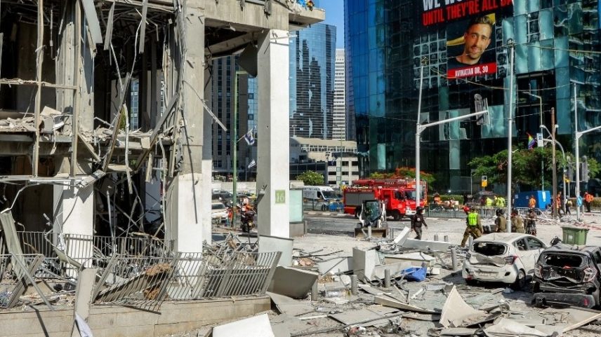 Prédios danificados após um ataque com mísseis iranianos em Ramat Gan, no centro de Israel, perto de Tel Aviv, em 19 de junho de 2025. (Foto: GIL COHEN-MAGEN/AFP)