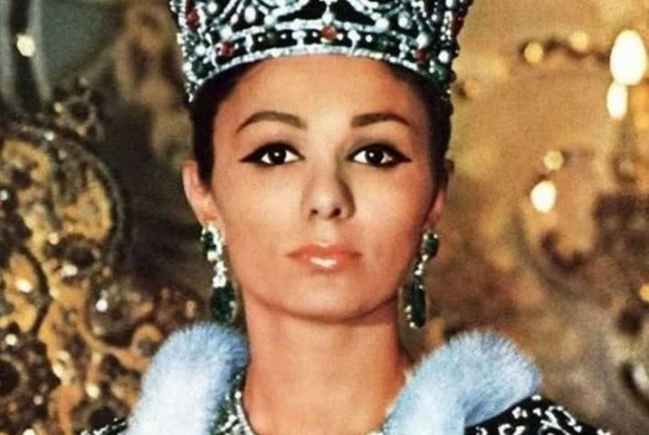 Farah Pahlavi em sua coroação como imperatriz em 1967 (Foto: Domínio Público)