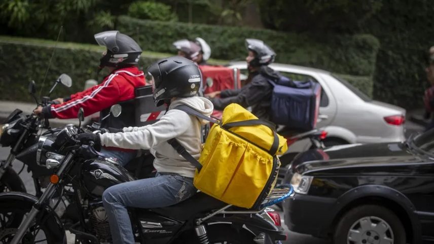 Entregadores por aplicativo no trânsito (Foto: Márcia Foletto/Agência O Globo)
