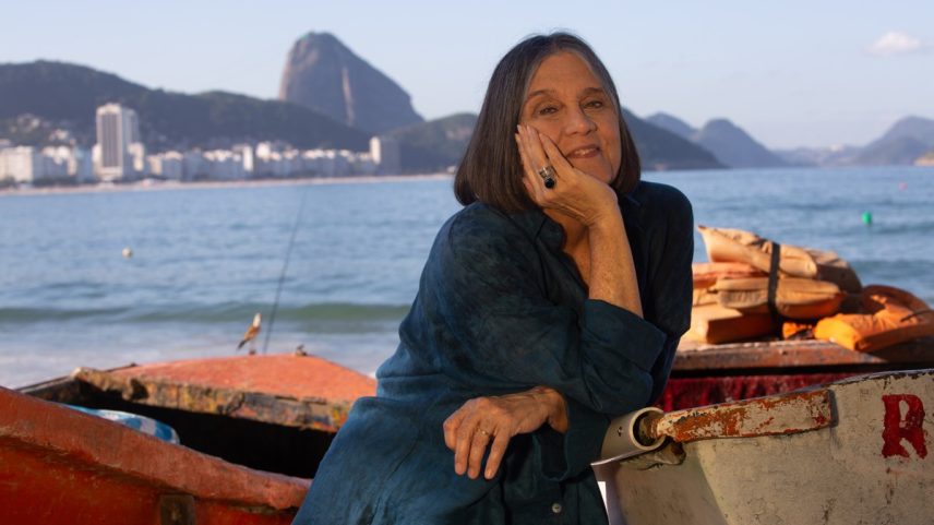 A cantora Joyce Moreno na praia de Copacabana (Foto: Júlia Aguiar)