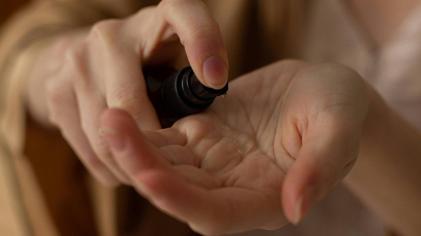 A dermatite de contato é uma das consequências mais frequentes do uso inadequado de cosméticos na infância (Foto: Katrin Bolovtsova/Pexels)