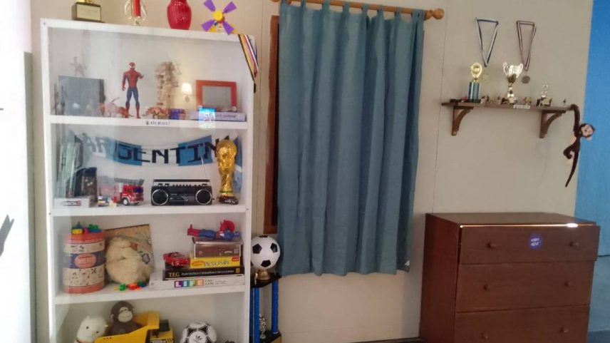 Reprodução, na mostra "Messi Experience", em São Paulo, do quarto em que Lionel Messi vivia quando criança, na cidade argentina de Rosario (Foto: Luís Curro - 25.jun.2025/Folhapress)