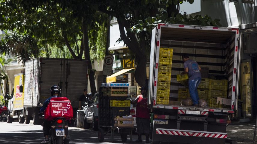 Furtos e roubos de cargas são frequentes no estado do Rio (Foto: Guito Moreto / Agência O Globo / Arquivo)