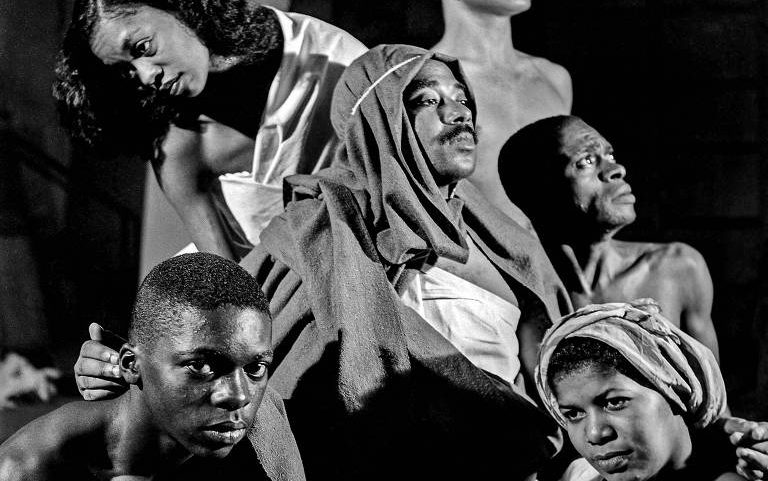 Foto da peça ‘O Filho Pródigo’, dirigida por Abdias Nascimento exposta no Tomie Otake