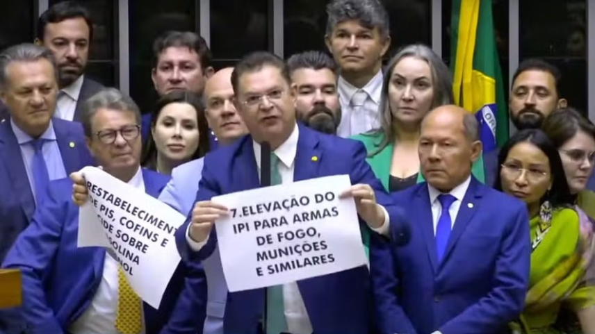 Deputados utilizam cartazes em protesto contra o ministro Fernando Haddad (Foto: Reprodução/TV Câmara)
