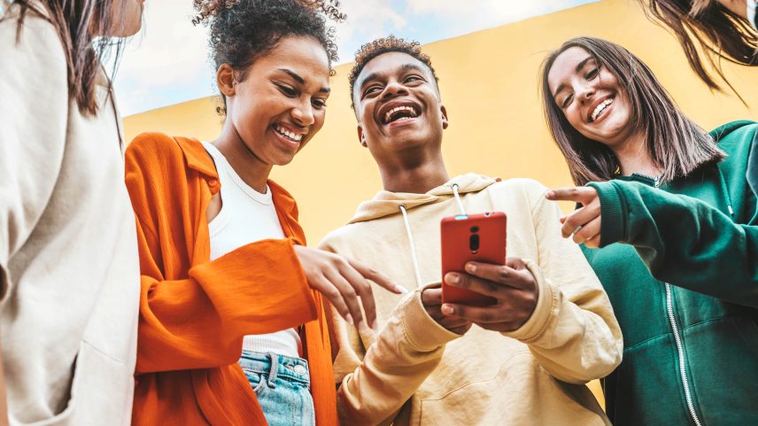 Jovens reunidos rindo. (Imagem: Creative Commons)